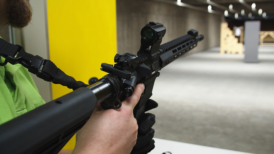 射击各种各样的手枪在第一拉斯维加斯枪靶场yabo平台地址